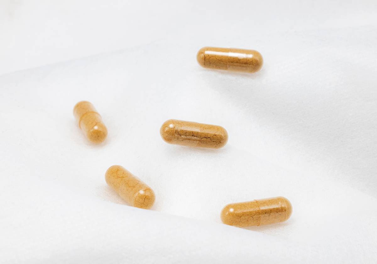Chart comparing efficacy of specific probiotic strains like L. rhamnosus GG, B. longum BB536, and L. plantarum 299v for digestive health, immune support, and inflammation reduction